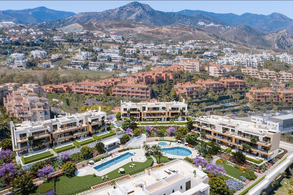 2 Bed Middle Floor Apartment in Estepona in Estepona — Appartement